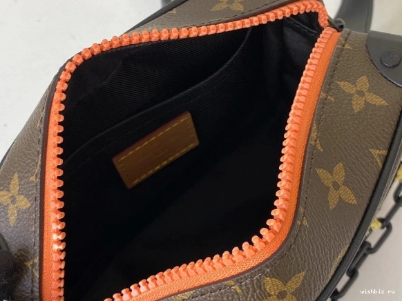 WIS VUITTON LOUIS TRUNK SOFT 1120